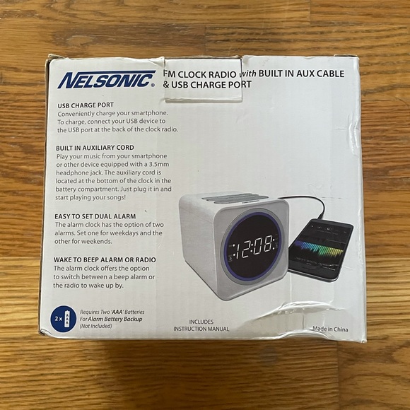 NWT Nelsonic FM Clock Radio with Built in Aux Cable & USB Charge Port - Picture 3 of 10
